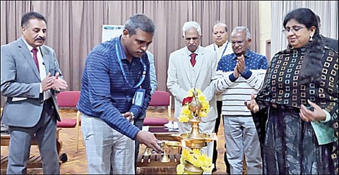 உதகை தனியார் கல்லூரியில் நேற்று நடைபெற்ற ‘விண்வெளியில் இந்தியா’ என்ற கருத்தரங்கை குத்துவிளக்கேற்றித் தொடங்கிவைத்தார் சந்திரயான்-3 திட்ட இயக்குநர் வீரமுத்துவேல்.