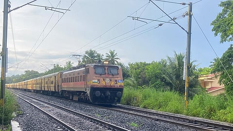 தண்டவாளம் புதுப்பித்தல் பணிக்கு ரூ.1,240 கோடி ஒதுக்கீடு; ரயில்களின் வேகம் 130 கி.மீ. வரை அதிகரிக்கும்: தெற்கு ரயில்வே அதிகாரிகள் தகவல்