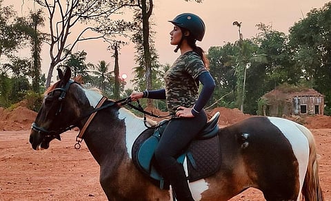 ‘சுயம்பு' படத்துக்காக சம்யுக்தா குதிரையேற்ற பயிற்சி