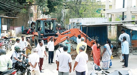 வேலூர் வள்ளலார் பகுதியில் இருந்த ஆக்கிரமிப்புகளை மாநகராட்சி அதிகாரிகள் அகற்றினர்.﻿﻿
