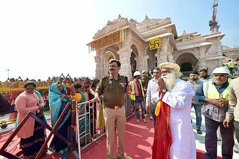 அயோத்தி ராமர் கோயிலுக்கு சென்ற ஈஷா நிறுவனர் சத்குரு அங்கு திரண்டிருந்த மக்களை சந்தித்து பேசினார்.