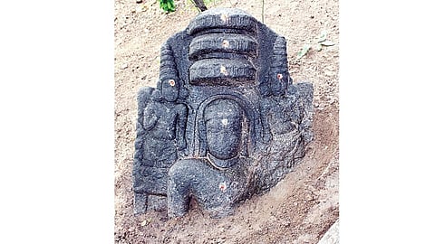 மணவராயனேந்தலில் கண்டு பிடிக்கப்பட்டுள்ள மகாவீரர் சிற்பம்.