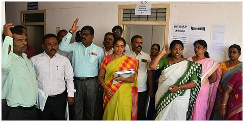 சேலம் பெரியார் பல்கலைக்கழகத்தில் ஆட்சி மன்ற குழு உறுப்பினர் தேர்தல் நடத்துவதற்கு எதிர்ப்பு தெரிவித்து போராட்டத்தில் ஈடுபட்ட அரசு கல்லூரி  மற்றும் பல்கலைக்கழக ஆசிரியர் சங்கத்தினர்.