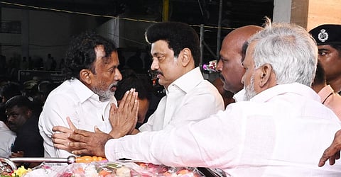 சைதை துரைசாமியின் மகன் வெற்றி உடல் சென்னையில் தகனம்: ஆளுநர்கள், முதல்வர், தலைவர்கள் அஞ்சலி