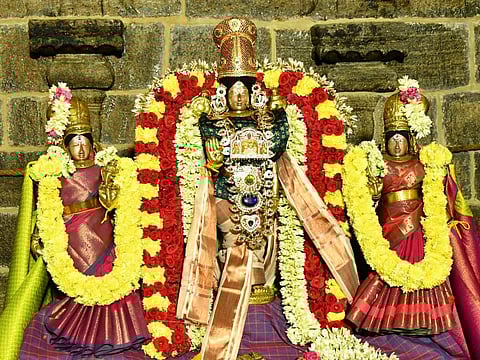 மதுரை கூடலழகர் பெருமாள் கோயிலில் கோவிலில் மாசி மகம் தெப்ப திருவிழா கொடியேற்றம் நடைபெற்றது. சிறப்பு அலங்காரத்தில் வியூக சுந்தரராஜ பெருமாள் ஸ்ரீதேவி பூமாதேவி சமேதமாய் எழுந்தருளினார். | படங்கள்: எஸ்.கிருஷ்ணமூர்த்தி.