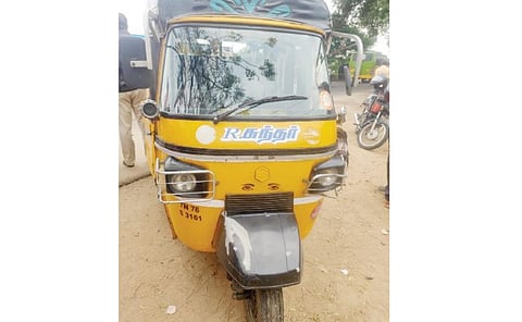 அம்பாசமுத்திரம் அருகே சாலையோரத்தில் கவிழ்ந்து விபத்துக்குள்ளான ஆட்டோ.