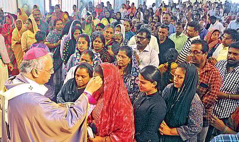 ஈஸ்டர் பண்டிகையை முன்னிட்டு கிறிஸ்தவர்களின் தவக்காலம் நேற்று தொடங்கியது. இதையொட்டி சென்னை சாந்தோம் பேராலயத்தில் நடைபெற்ற சிறப்பு திருப்பலியின்போது சென்னை மயிலை உயர்மறை மாவட்ட பேராயர் ஜார்ஜ் அந்தோணிசாமி, கிறிஸ்தவர்களின் நெற்றியில் சிலுவை அடையாளத்துடன் சாம்பலை பூசினார். படம்: ம.பிரபு