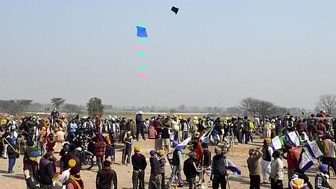 ட்ரோன்களை சமாளிக்க பட்டங்களை பறக்க விடும் விவசாயிகள்