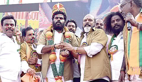 தமிழக பாஜக தலைவர் அண்ணாமலையின் ‘என் மண் என் மக்கள்' நடைபயண பொதுக்கூட்டம், சென்னை கொளத்தூர் தொகுதிக்கு உட்பட்ட அகரம் சந்திப்பில் நேற்று நடைபெற்றது. இதில் அண்ணாமலைக்கு தலைப்பாகை , மாலை அணிவிக்கப்பட்டது.
| படங்கள்: எஸ்.சத்தியசீலன் |