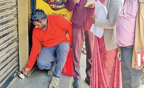 உதகை சேரிங்கிராஸ் பாரதி யார் வளாகத்தில் வாடகை செலுத்தாத கடைக்கு ‘சீல்’ வைத்த அதிகாரிகள்.