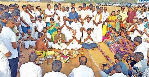 பல்லடம் அருகே மாதப்பூரில் நடந்த பொதுக்கூட்ட மேடை அமைப் பதற்கான கால்கோள் விழாவை ஒட்டி நேற்று நடைபெற்ற சிறப்பு பூஜை.