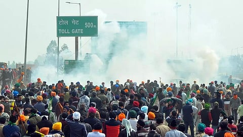 டெல்லி நோக்கி டிராக்டரில் பேரணி  செல்வதற்காக, பஞ்சாப்-ஹரியாணாவின் ஷம்பு எல்லையில் நேற்று குவிந்திருந்த விவசாயிகள்.