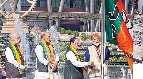 பாஜக தேசிய செயற்குழுக் கூட்டம் டெல்லியிலுள்ள பாரத் மண்டபத்தில்
நேற்று தொட ங்கியது. செயற்குழுக் கூட்ட தொடக்க நிகழ்ச்சியின் போது கட்சிக் கொடியை ஏற்றி வைக்கும் பிரதமர் நரேந்திர மோடி. உடன் மத்திய அமைச்சர்கள் அமித் ஷா, ராஜ்நா த் சிங், பாஜக தே சியத் தலைவர் ஜே .பி. நட்டா . படம்: பிடிஐ