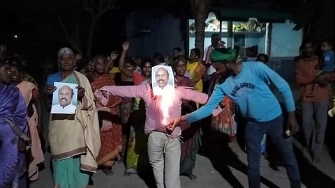 வட ஆளப்பிறந்தான் கிராமத்தில் அமைச்சர் எ.வ.வேலுவின் உருவபொம்மையை எரித்து விவசாயிகள் போராட்டத்தில் ஈடுபட்டனர்.