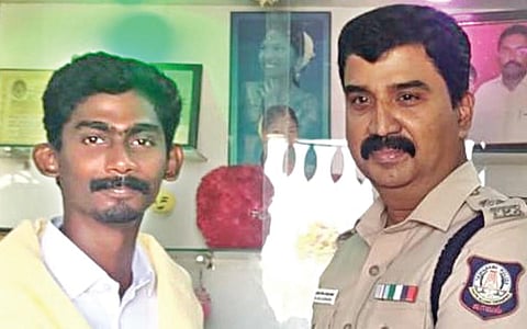 மார்ஷல் ஏசுவடியானுக்கு பாராட்டுத் தெரிவித்த  தூத்துக்கு டிஎஸ்.பி. பாலாஜி சரவணன்.