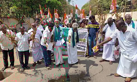 ரேஷன் கடை பாமாயிலை தரையில் கொட்டி திருச்சியில் விவசாயிகள் போராட்டம்