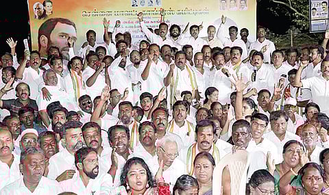 அகில இந்திய காங்கிரஸ் கட்சியின் வங்கிக் கணக்கை வருமான வரித்துறை மூலம் முடக்கியதைக் கண்டித்து, சென்னை வள்ளுவர் கோட்டம் அருகே தமிழக காங்கிரஸ் தலைவர் கு.செல்வப்பெ ருந்தகை தலைமையில் கண்டன ஆர்ப்பாட்டம் நேற்று நடைபெற்றது. இதில் நிர்வாகிகள், தொண்டர்கள் பங்கேற்றனர் . 

| படம்: ம.பிரபு |