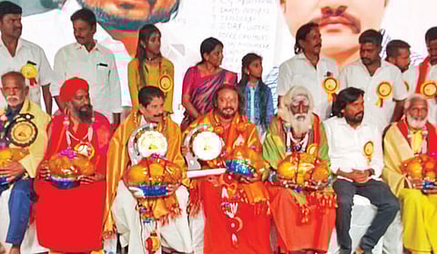 கெலமங்கலத்தில் வால்மீகி ஜனசேன நல சங்கத்தின் மாநாடு நடந்தது. இதில் சிறப்பு விருந்தினர்கள் கவுரவிக்கப்பட்டனர்.