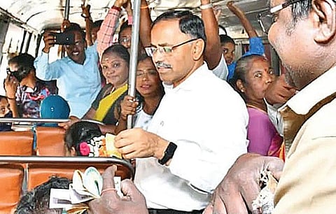 மயிலாடுதுறையில் நேற்று அரசுப் பேருந்தில் பயணித்து அலுவலகத்துக்கு சென்ற ஆட்சியர் ஏ.பி.மகாபாரதி.