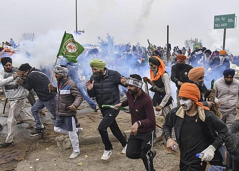 கண்ணீர் புகை குண்டுகள் வீசிய ஹரியாணா போலீஸ்: டெல்லி நோக்கிய விவசாயிகள் பேரணி தடுத்து நிறுத்தம்