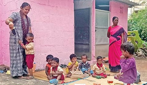 முதுகுளத்தூரில் கட்டிட வசதியின்றி வெயிலில் கல்வி பயிலும் குழந்தைகள்!