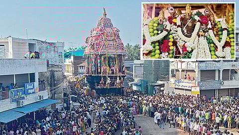 திருச்செந்தூரில் நேற்று நடைபெற்ற சுப்பிரமணிய சுவாமி கோயில் மாசித் தேரோட்டத்தில் வடம் பிடித்து தேர் இழுத்த பக்தர்கள். (உள்படம்) தேரில் வள்ளி-தெய்வானையுடன் பவனி வந்த சுவாமி குமரவிடங்கப் பெருமான்.﻿﻿