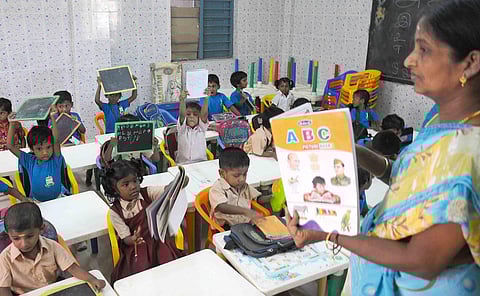 குழந்தைகளை 6 வயதில்தான் 1-ம் வகுப்பில் சேர்க்க வேண்டும்: மத்திய கல்வி அமைச்சகம் அறிவுறுத்தல்