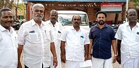 கார்த்தி சிதம்பரம் குறித்து அவதூறாக சுவரொட்டி ஒட்டியவர்கள் மீது நடவடிக்கை எடுக்கக்கோரி, சிவகங்கை நகர் போலீஸாரிடம் புகார் கொடுக்க வந்த காங்கிரஸ் நிர்வாகிகள்.