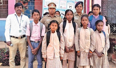 தேர்வுக்கு வராத மாணவர்களை பல கி.மீ நடந்து சென்று அழைத்து வந்த கூடலூர் பெண் காவலர்கள்