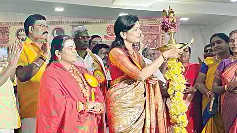 வன்னிய குல சத்திரியர்களின் ஆன்மிக மாநாட்டை பசுமை தாயகம் தலைவர் சவுமியா அன்புமணி குத்துவிளக்கேற்றி தொடங்கி வைத்தார்.