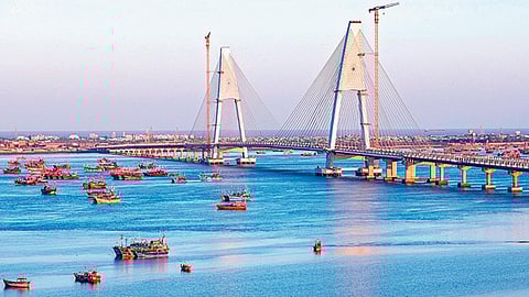 குஜராத்தின் துவாரகாவில் ஓகா மற்றும் பேட் துவாரகா பகுதியை இணைக்கும் வகையில் தொங்கும் பாலம் கட்டப்பட்டு உள்ளது. சுதர்சன் சேது என்று பெயரிடப்பட்டு உள்ள இந்த பாலத்தை பிரதமர் நரேந்திர மோடி நேற்று திறந்து வைத்தார். படம்: பிடிஐ