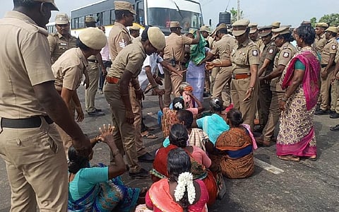 பரந்தூர் விமான நிலையம் நிலம் எடுப்பு அறிவிப்பாணைக்கு எதிராக போராட்டத்தில் ஈடுபட்ட விவசாயிகள் மற்றும் பொதுமக்களை காவல்து றையினர் கைது செய்தனர்.
