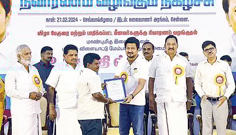 சென்னை, செங்கல்பட்டு, திருவள்ளூர் மாவட்டங்களில் மிக்ஜாம் புயலால் பாதிக்கப்பட்ட மீனவர்களுக்கு, சென்னை, கலைவாணர் அரங்கில் நேற்று நடைபெற்ற நிகழ்ச்சியில் விளையாட்டுத் துறை அமைச்சர் உதயநிதி ஸ்டாலின் நிவாரண உதவிகளை வழங்கினார். நிகழ்ச்சியில், அமைச்சர்கள் அனிதா ஆர்.ராதாகிருஷ்ணன் , ஆர்.காந்தி, பி.கே .சேகர்பாபு, எம்.பி.க்கள் தமிழச்சி தங்கபாண்டியன், கலாநிதி வீராசாமி, துறை செயலர் மங்கத் ராம் சர்மா , சென்னை மாவட்ட ஆட்சியர் ரஷ்மி சித்தார்த் ஜகடே உள்ளிட்டோர் கலந்து கொண்டனர்.