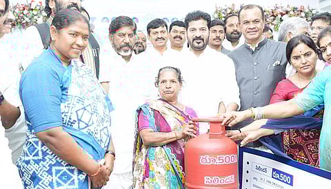 ரூ.500-க்கு காஸ் சிலிண்டர் வழங்கும் திட்டம்: தெலங்கானா முதல்வர் தொடங்கி வைத்தார்