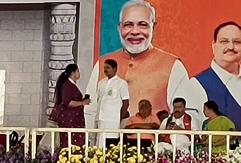 பாஜக பொதுக்கூட்ட மேடையில் விஜயதரணி