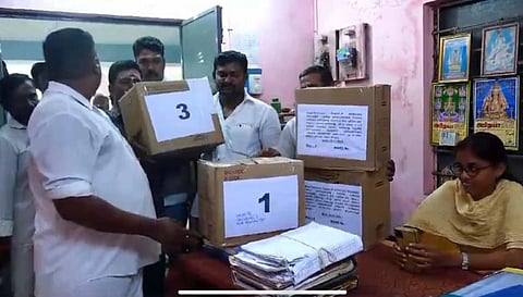 பட்டா வழங்க வலியுறுத்தி திருநாகேஸ்வரத்தில் 8000 பேர் வாக்காளர் அட்டை திரும்ப ஒப்படைப்பு