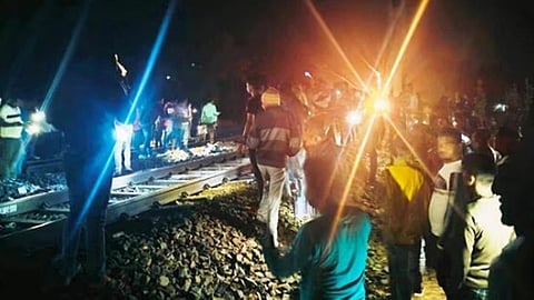 ஜார்க்கண்டில் பயணிகள் மீது ரயில் மோதி விபத்து: 2 பேர் உயிரிழப்பு