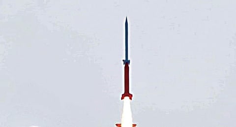 திருச்செந்தூர் அருகே குலசேகரன்பட்டினத்தில் அமையவுள்ள ராக்கெட் ஏவுதளம் பகுதியில் இருந்து நேற்று வெற்றிகரமாக விண்ணில் செலுத்தப்பட்ட ரோகினி சவுண்டிங் ராக்கெட்.