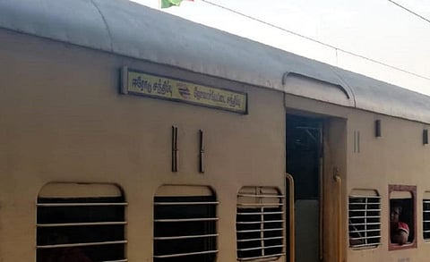 ஈரோடு - ஜோலார்பேட்டை ரயில் நேரம் மாற்றியதால் பயணிகள் அவதி