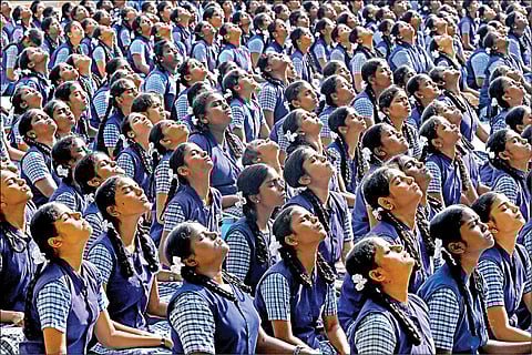 பிளஸ் - 2 பொதுத் தேர்வு  நேற்று தொடங்கியது முன்னதாக மாணவிகளுக்கு  அமைதியாக பதட்டம் இன்றி தேர்வு எழுத பிராணயாமா பயிற்சி. அளிக்கப்பட்டது. இடம் அசோக் நகர் மகளிர் பெண்கள் மேல்நிலைப்பள்ளி - படம்: ம.பிரபு