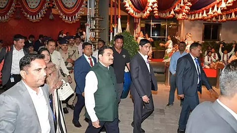 அம்பானி மகன் திருமண வரவேற்பு விழா: மனைவியுடன் அதானி வருகை