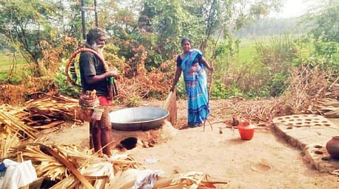 மத்தூர் அருகே பனைவெல்லம் தயாரிக்கும் பணியில் ஈடுபட்டுள்ள தொழிலாளர்கள்.