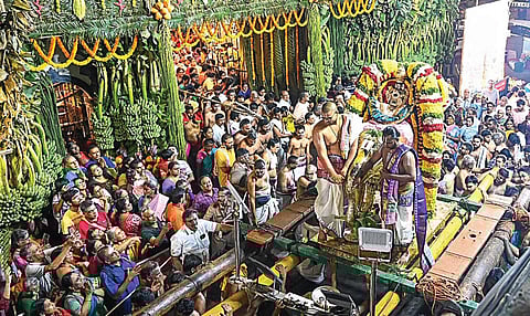 சென்னை தி. நகரில் உள்ள ஸ்ரீ பத்மாவதி தாயார் கோயில் பிரம்மோற்சவத்தை முன்னிட்டு கஜ வாகனத்தில் வீதி உலா வந்த ஸ்ரீ பத்மாவதி தாயார்.