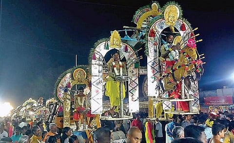 பொள்ளாச்சி மாரியம்மன் கோயில் தேர்த் திருவிழா - பக்தர்கள் நேர்த்திக்கடன்