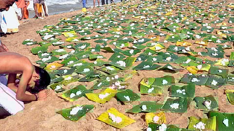 ராமேசுவரம் கடற்கரையில் தர்ப்பணம் செய்ய கட்டணம் வாபஸ்