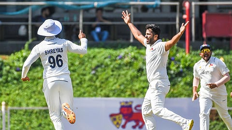 ஆட்டநாயகன் விருது பெற்ற ஷர்துல் தாக்குர்.