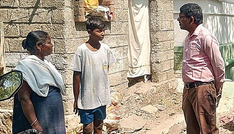 சிவகாசி அருகே வீடு தேடி சென்று இடைநிற்றல் மாணவர்களை பள்ளியில் சேர்த்த டி.ஆர்.ஓ