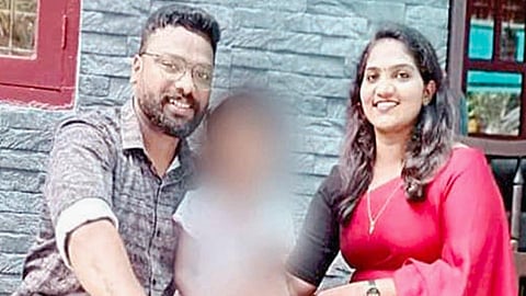 லெபனான் தாக்குதலில் உயிரிழந்த நிபின் தனது மனைவியுடன்.