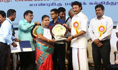 திருச்சியில் நடந்த விழாவில் அரசுப்பள்ளி தலைமை ஆசிரியர்களுக்கு அமைச்சர் அன்பில் மகேஸ் விருதுகளை வழங்கினார்