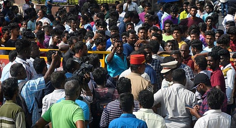 சிறுமி கொலையைக் கண்டித்து புதுச்சேரி எம்ஜி சாலையில் பொதுமக்கள் ஆர்ப்பாட்டத்தில் ஈடுபட்டனர் | படம்: எஸ்.எஸ்.குமார்